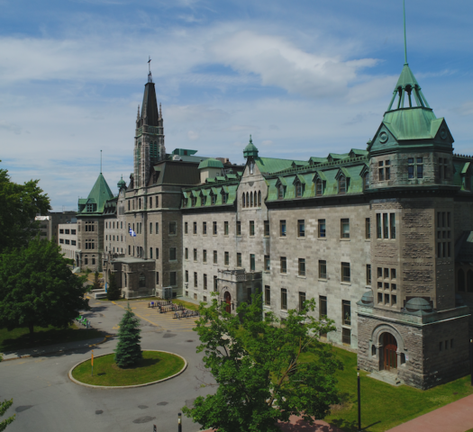 Vue de la façade du cégep de Saint-Laurent.